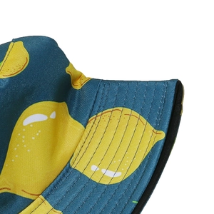 Vue détaillée du motif citron et de la texture sergée sur un chapeau bob d'été pour femme