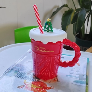 Red Christmas ceramic mug with knit texture, Christmas tree lid and striped straw