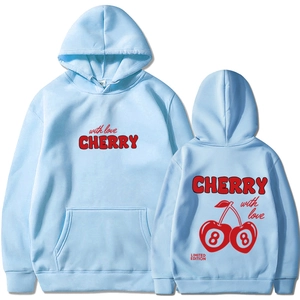 Sweat à capuche bleu clair avec imprimé cerise et lettrage graphique sur l'avant et le dos
