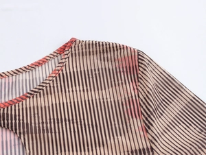 Détail de l'encolure rayée marron et orange et de la texture en maille de la robe