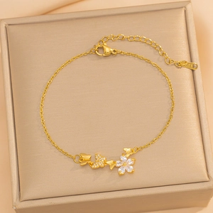 Bracelet élégant en acier inoxydable plaqué or avec breloques papillon, fleur et zircons