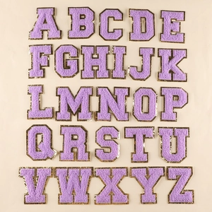 Set di 26 toppe a lettere in ciniglia viola con bordi ricamati in paillettes dorate