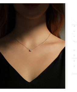 Gros plan d'un pendentif en moissanite de 1 carat sur un collier en argent s925 porté