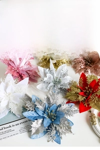 Primer plano de flores de Navidad artificiales brillantes para decorar árboles y coronas