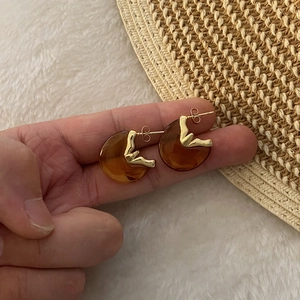 Retro amber and gold irregular C-shape resin hoop earrings with metallic accent