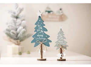Kreative Weihnachtsbaumdeko aus Holz mit Schleife und Sternen in Blau und Grau
