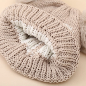 Détail du bonnet en tricot avec tissu double couche et pompon en fausse fourrure douce