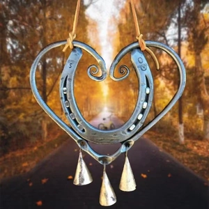 Carillon Lucky Love avec fer à cheval en cœur et cloches en métal pour déco de jardin