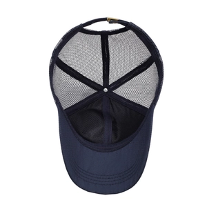 Casquette de baseball bleu marine en maille respirante avec ouverture queue de cheval