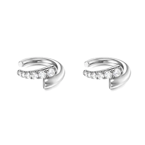 Detailansicht der silbernen Ohrmanschette mit Doppelring-Design und weißen Zirkonsteinen
