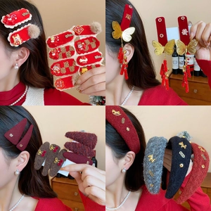 Barrettes à cheveux festives en velours rouge avec glands dorés et motifs de fête
