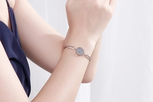 Nahaufnahme des silbernen Büroklammer-Armbands mit rundem Unendlichkeitssymbol-Anhänger
