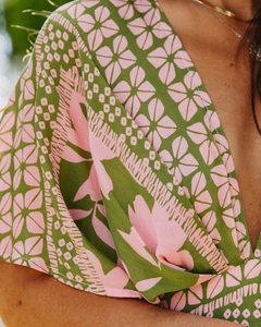 Gros plan sur l'imprimé floral rose et vert olive d'une robe d'été légère
