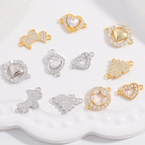 Détail macro de connecteurs de bijoux cœur et couronne en argent S925 avec zircone