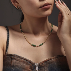 Collier en aventurine verte style bambou avec chaîne dorée porté par un mannequin