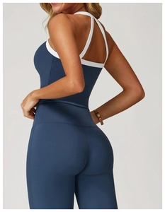 Vue détaillée du legging de yoga bleu marine et du soutien-gorge de sport à bretelles blanches
