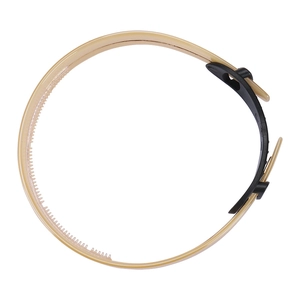 Détail d'un serre-tête beige avec dents antidérapantes noires pour un maintien sûr du cheveu