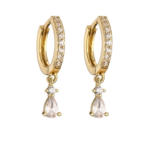 Détail de boucles d'oreilles goutte d'or avec zircons et cristaux de taille poire