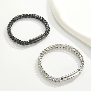Detalle de las pulseras de cadena de trigo en negro y plata con cierres de resorte