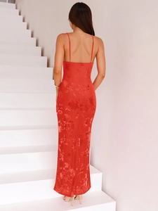 Dettaglio del vestito maxi rosso jacquard floreale con schiena nuda e spalline