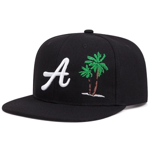Cappellino snapback nero con visiera piatta, ricamo lettera A bianca e palma verde