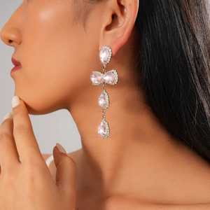 Detailansicht der rosa tropfenförmigen Kristall-Ohrringe am Modell im Vintage-Stil