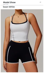 Vorderansicht der schwanenweißen Yoga-Weste mit Paspelierung und schwarzen Sportshorts