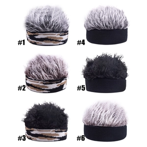 Bonnet rigolo avec perruques synthétiques en six styles, dont camouflage et noir uni
