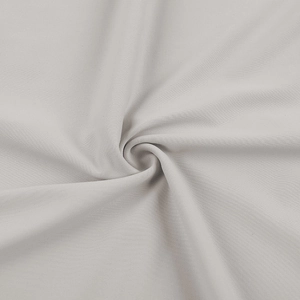 Dettaglio macro del morbido tessuto a maglia grigio chiaro con eleganti pieghe