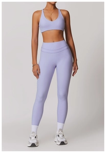 Completo yoga viola chiaro con reggiseno sportivo incrociato e leggings a vita alta