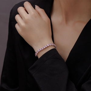 Bracciale tennis da 5mm con pietre rosa in argento indossato sopra una giacca nera