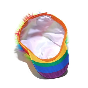 Détail de la doublure en tissu blanc et de la fausse fourrure arc-en-ciel sur la casquette