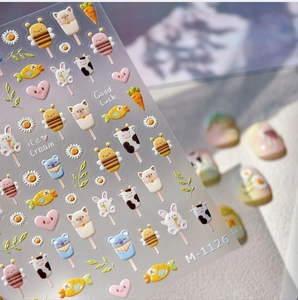 Vue macro d'autocollants 3D gaufrés pour ongles, animaux et glaces avec fini doré