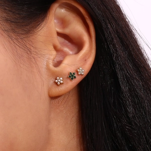 Ensemble de boucles d'oreilles fleurs plaqué or 18K avec perles et cristaux sur modèle