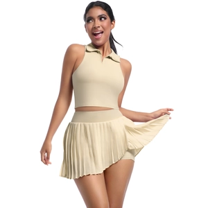 Détail d'une mini-jupe plissée avec short intégré pour le fitness le tennis et le golf