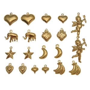 Pendentifs en acier inoxydable doré en forme d'étoile, d'éléphant et de cœur sur fond blanc