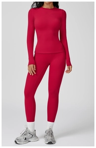 Détail de l'ensemble de yoga rouge baie avec haut à manches longues et legging assorti