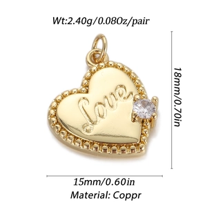 Dettaglio macro del ciondolo a cuore placcato oro 18K con incisione Love e zircone