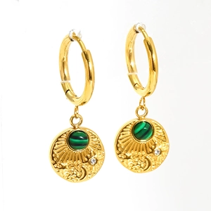 Boucles d'oreilles en titane doré avec pierre turquoise et motifs de soleil et de lune