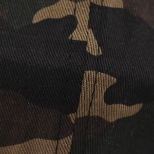 Gros plan sur la texture du tissu en coton sergé camouflage durable d'une casquette