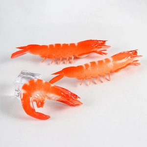 Set di tre modelli di gamberetti arancioni artificiali realistici con cubetti di ghiaccio