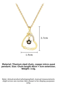 Détail du collier en acier titane doré avec pendentif cœur foot et cristaux