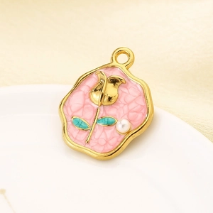 Détail d'un pendentif rose rétro français en or 18 carats avec une petite perle blanche