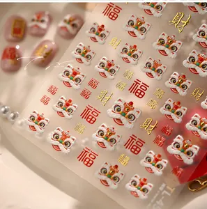Détails macro de stickers ongles lion de danse 3D avec dorures et caractères de chance