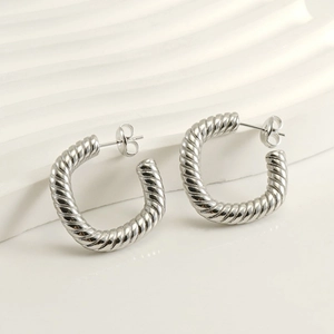 Boucles d'oreilles créoles C argentées torsadées en acier inoxydable brillant