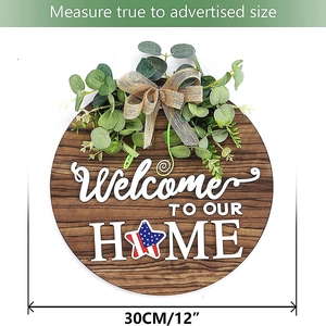 Détail de la plaque de bienvenue en bois 30cm avec nœud en toile et eucalyptus