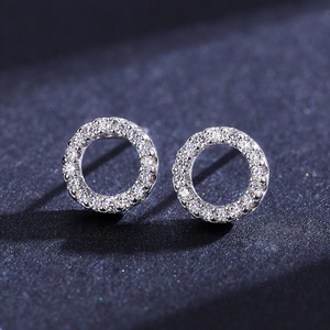Élégantes boucles d'oreilles rondes en argent s925 avec pavé de zircones étincelants