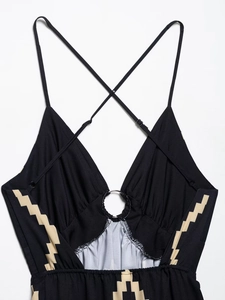 Détail de la robe noire imprimée avec encolure licou croisée et anneau en métal décoratif