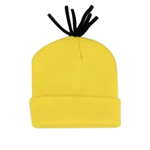 Détail du bonnet en maille jaune avec accents noirs et texture côtelée épaisse