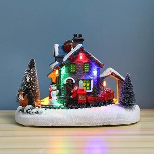 Maison de neige de Noël en résine avec train rouge et lumières LED pour décor de vacances